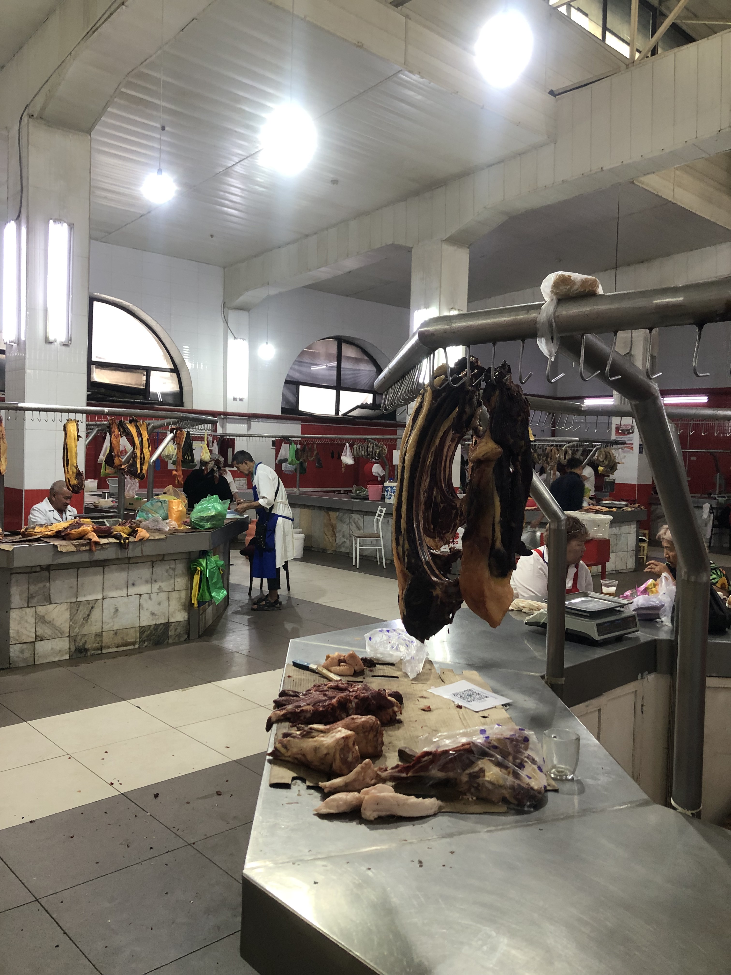 Fotografía del mercado de carne del bazar de Osh