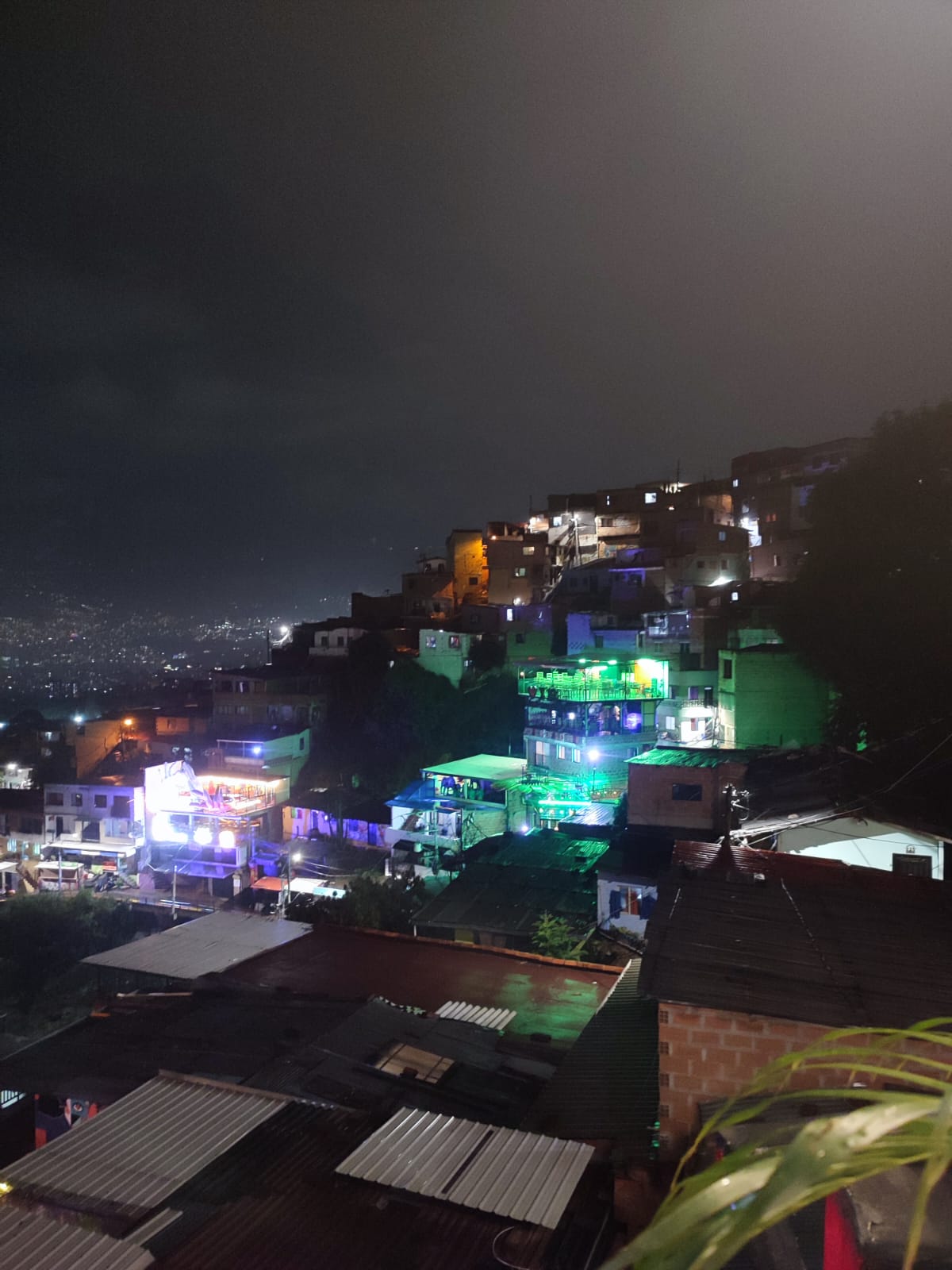 Vista de la comuna 13 desde un bar