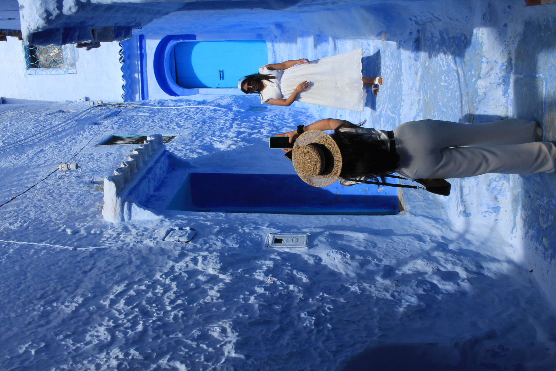 Turistas tomándose una foto en una escalera azul
