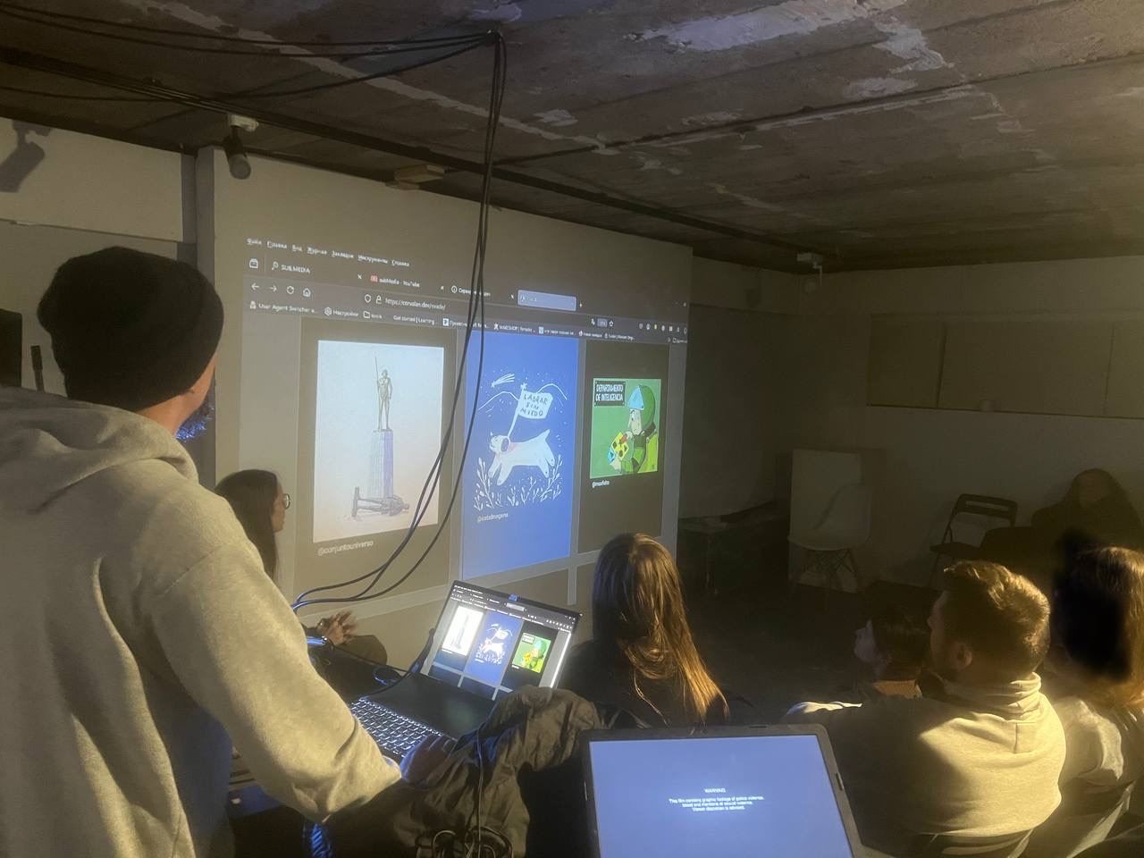 Fotografía donde aparezco exponiendo sobre el estallido social usando mi repositorio de ilutraciones