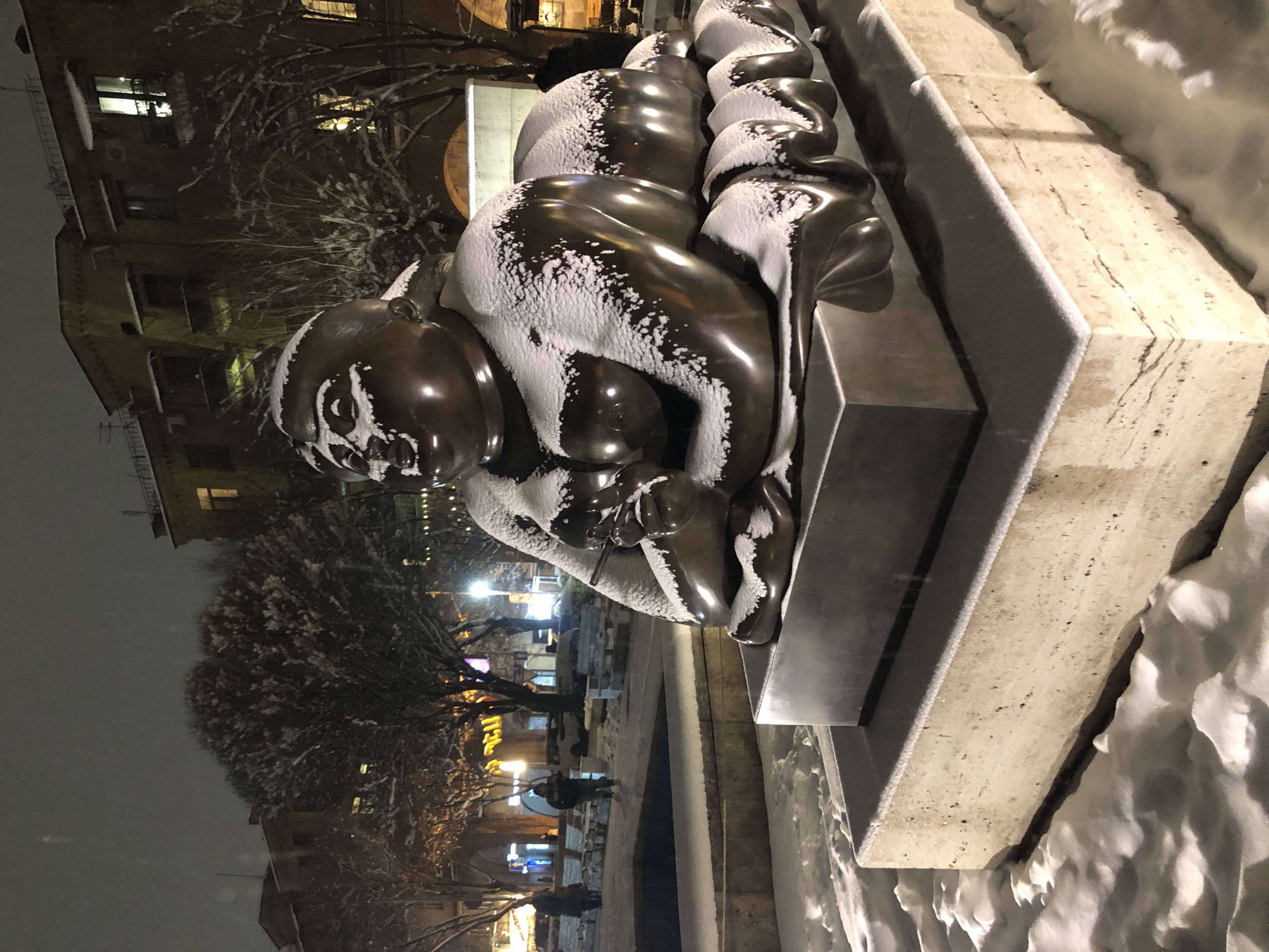 Escultura 'Mujer fumando' de Fernando Botero, ubicada en el jardín de las esculturas Cafesjian de Yerevan